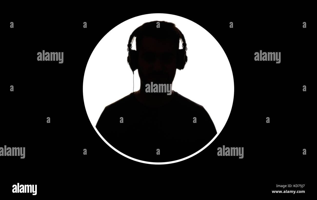Silhouette eines Mannes mit Kopfhörern in Schwarz und Weiß Stockfoto