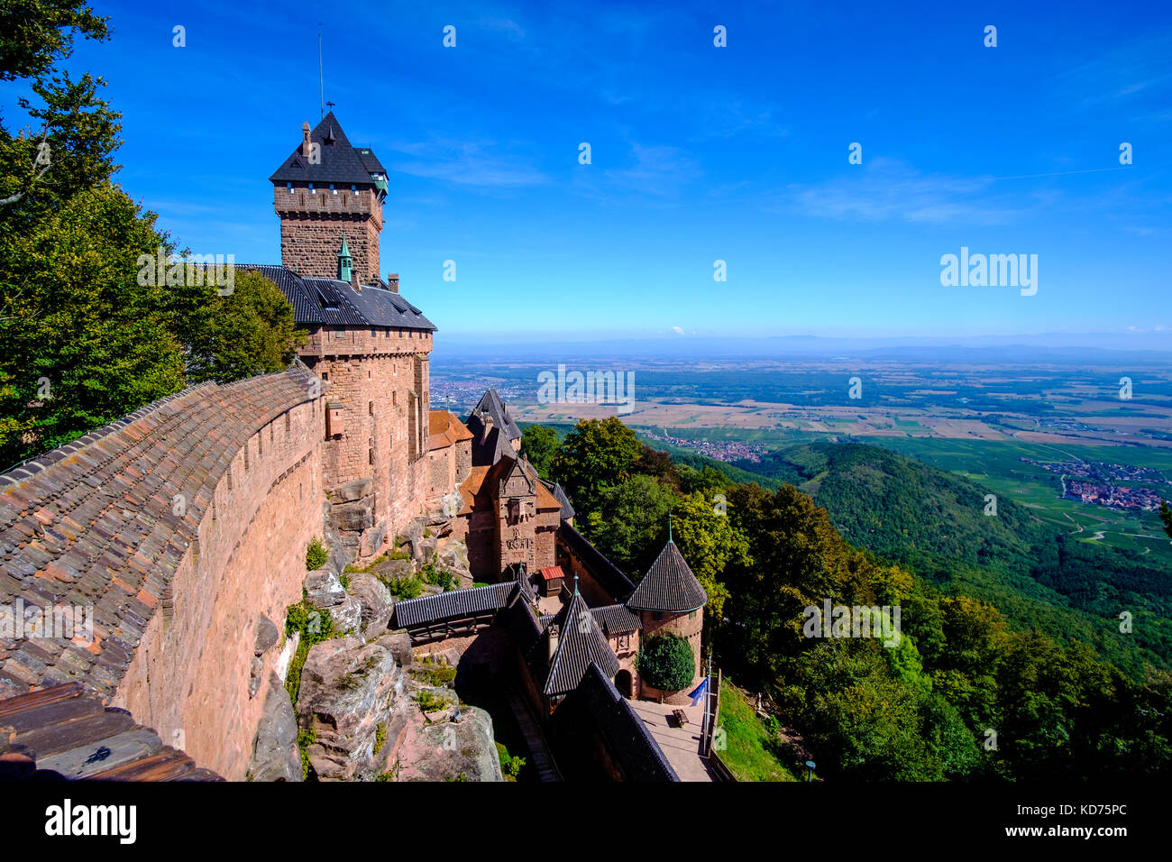 Château du Haut-Koenigsbourg, Haut-Koenigsbourg Schloss liegt am Fuße der Elsass Hügel Stockfoto