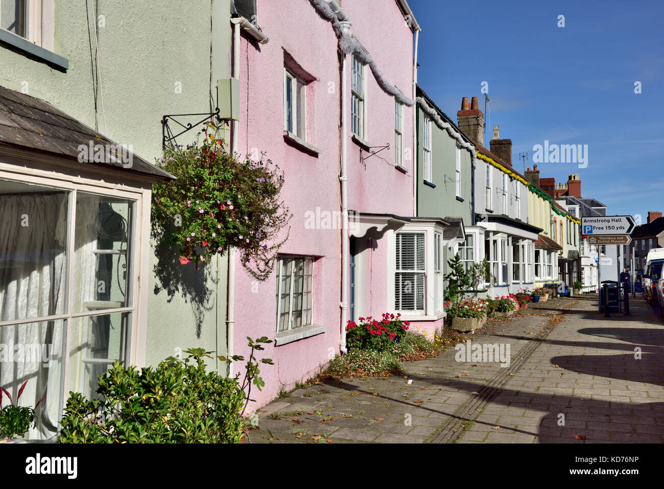 Reihe von terrassenhäusern an der High Street gegen die Plasterung in der kleinen englischen Stadt Thornbury, South Gloucestershire Stockfoto