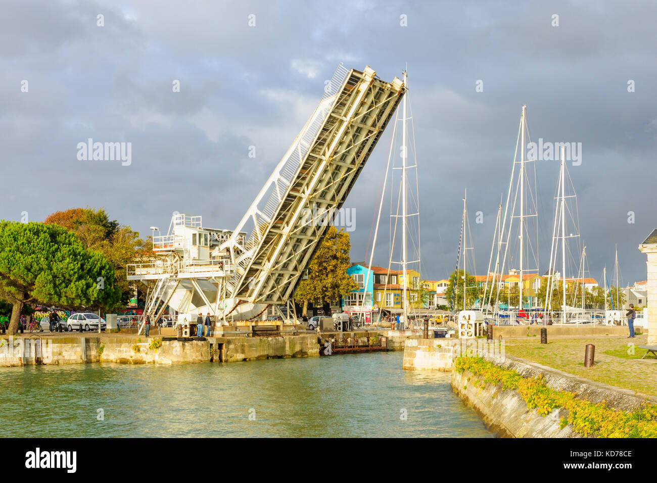 La Rochelle, Frankreich - Oktober 02, 2012: bewegliche Brücke am alten Hafen von La Rochelle, Frankreich (mit Einheimischen). La Rochelle ist eine Stadt in der wir Stockfoto