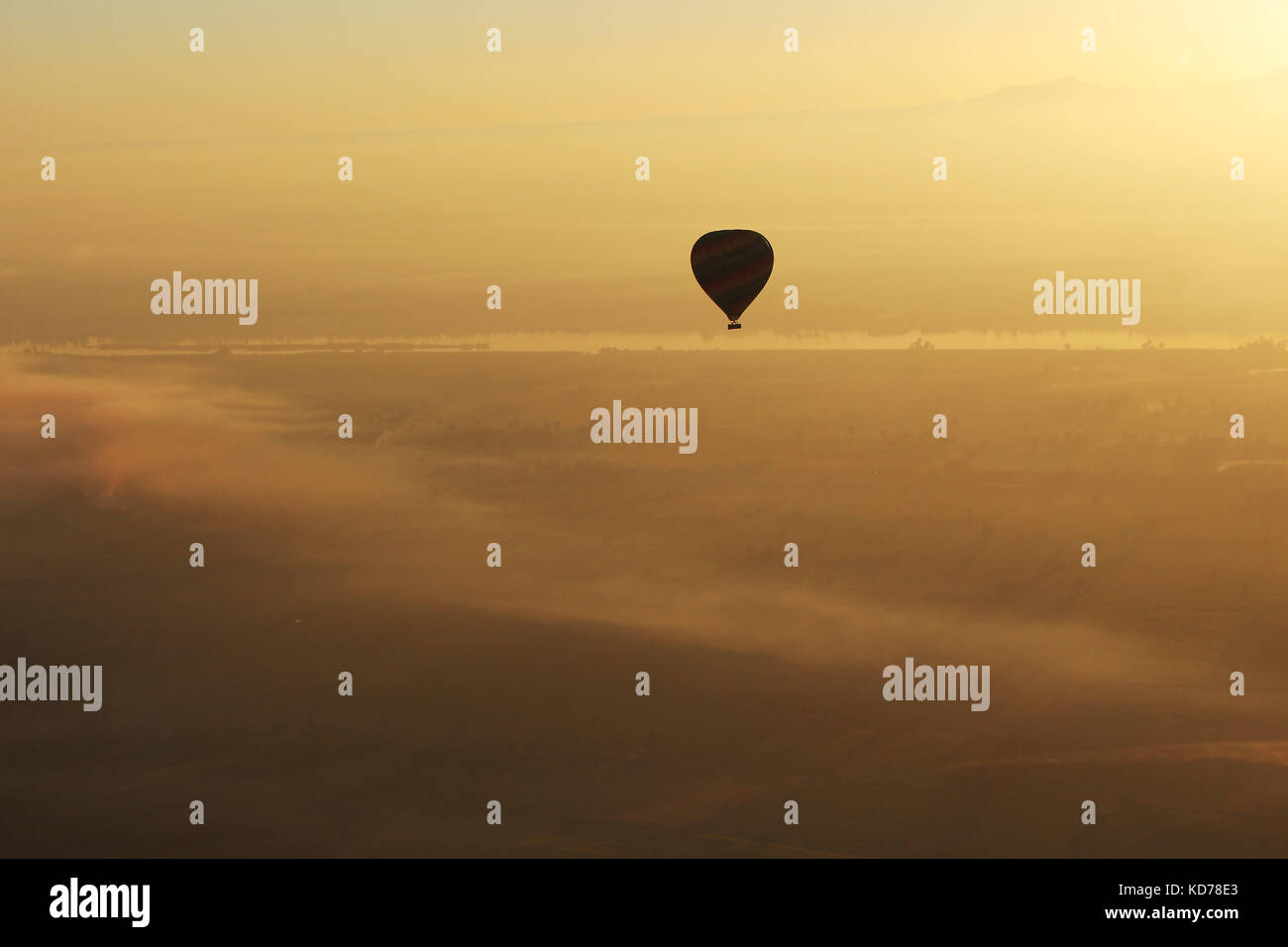 Ballon und Nil, Sun Rise, Assuan, Ägypten Stockfoto