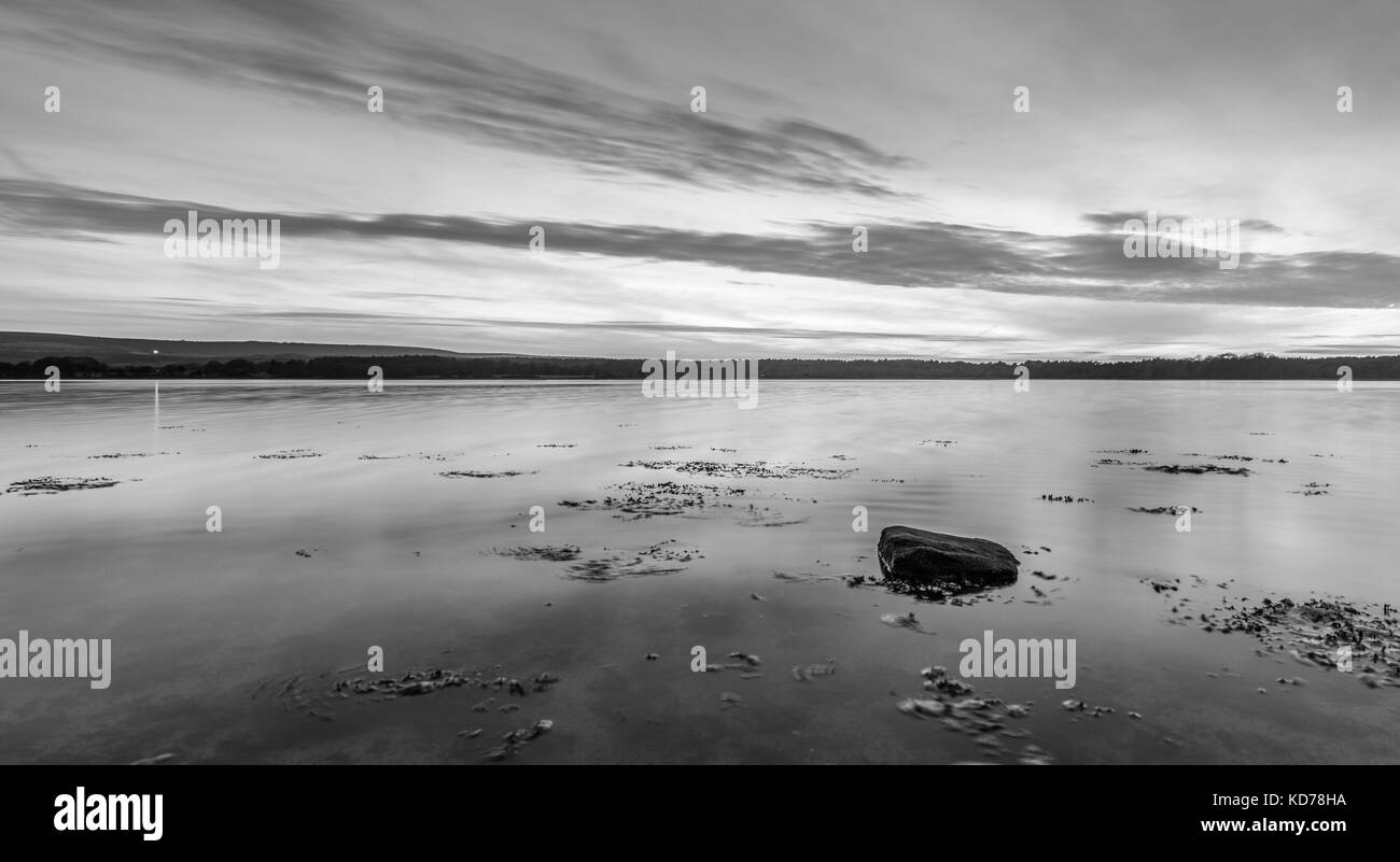 Sonnenuntergang über der ruhigen Bucht Stockfoto