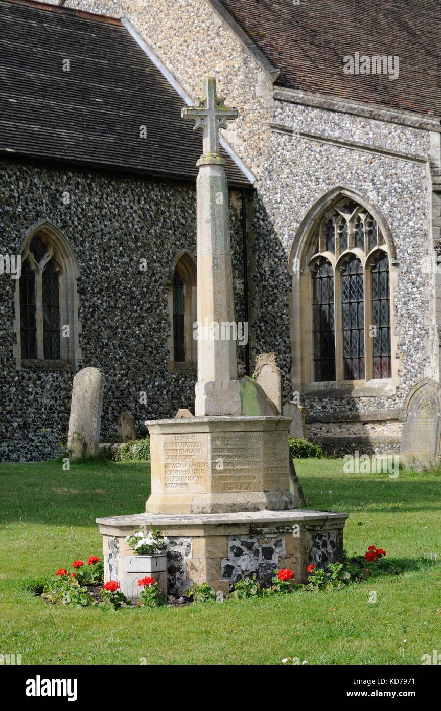 Kriegerdenkmal, Kirchturm Morden, Cambridgeshire, von Jeffrey Lucas war am Sonntag, den 12. Dezember 1920 gewidmet und von Lieutenant Colonel E C M Phil vorgestellt Stockfoto
