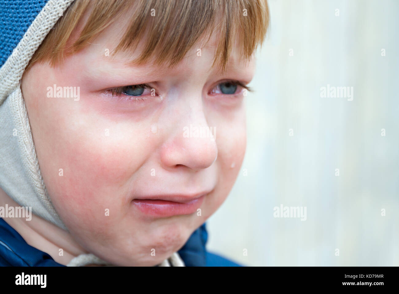 Kleiner Junge weinte aus Schmerz, Tränen die Wangen. emotion Kind Traurigkeit. kid Schrei Stockfoto