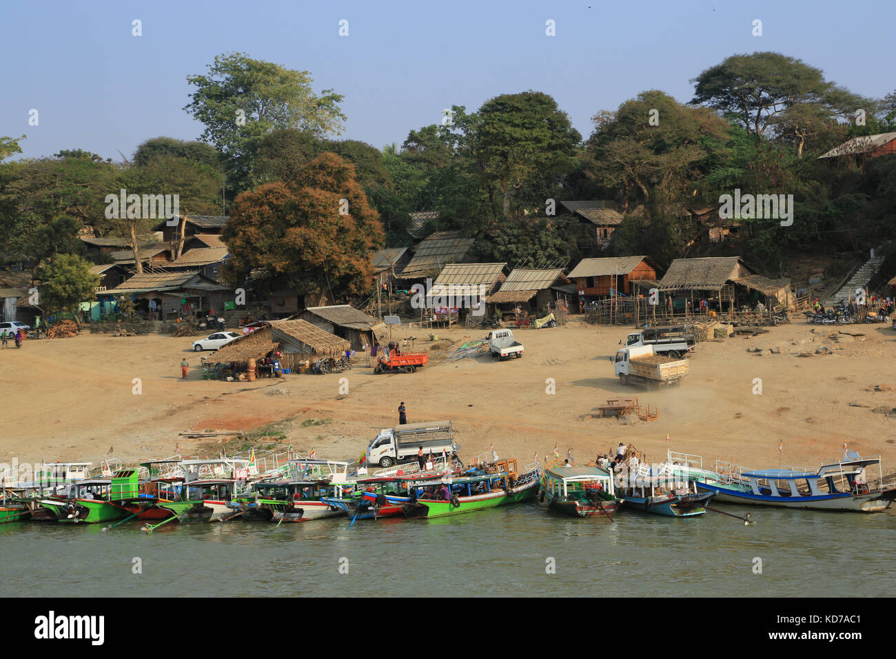 Boote entladen von Gütern auf dem Irrawaddy Fluss im Old Bagan in Myanmar (Burma). Stockfoto