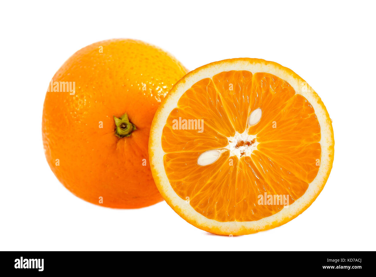 Nahaufnahme ganze orange Frucht in Scheiben geschnitten und orange mit Pips zu einer Katze Kopf suchen auf Weiß Stockfoto