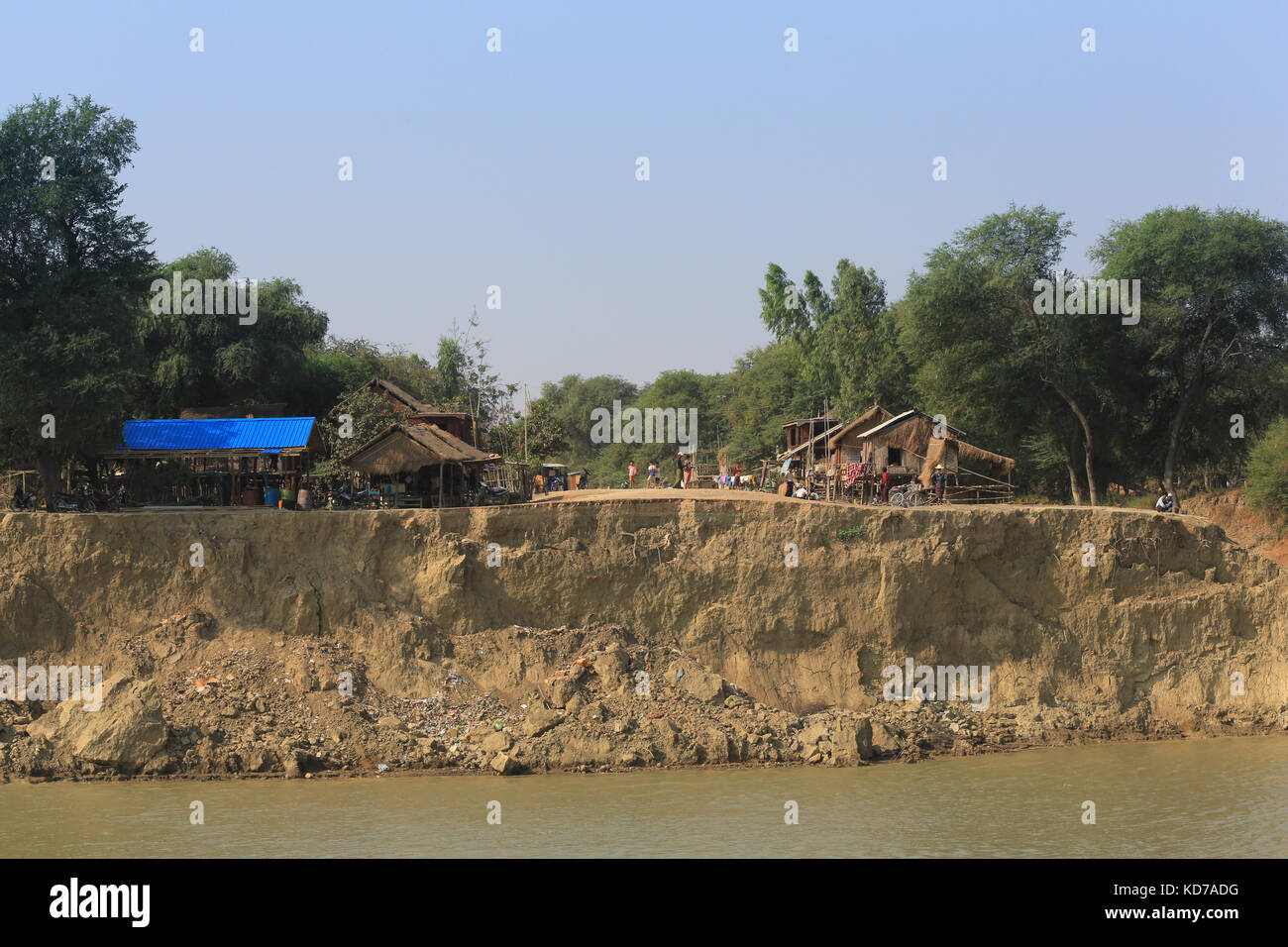 Eine Straße in Kon zaung Dorf endet abrupt an der erodierenden Banken des Irrawaddy Flusses in Myanmar (Burma). Stockfoto