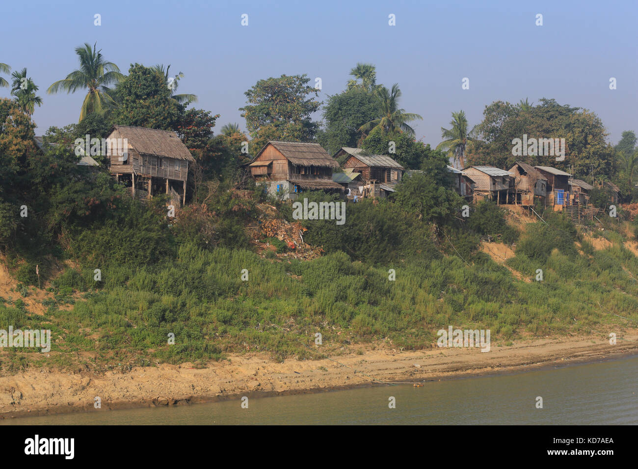 Häuser am Ufer des Minhla Village am Irrawaddy River in Myanmar (Burma). Stockfoto