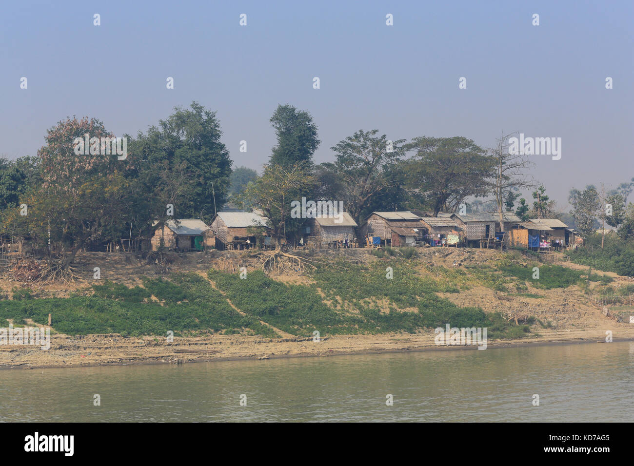 Der Uferpromenade am tonbo Dorf auf dem Irrawaddy Fluss in Myanmar (Burma). Stockfoto