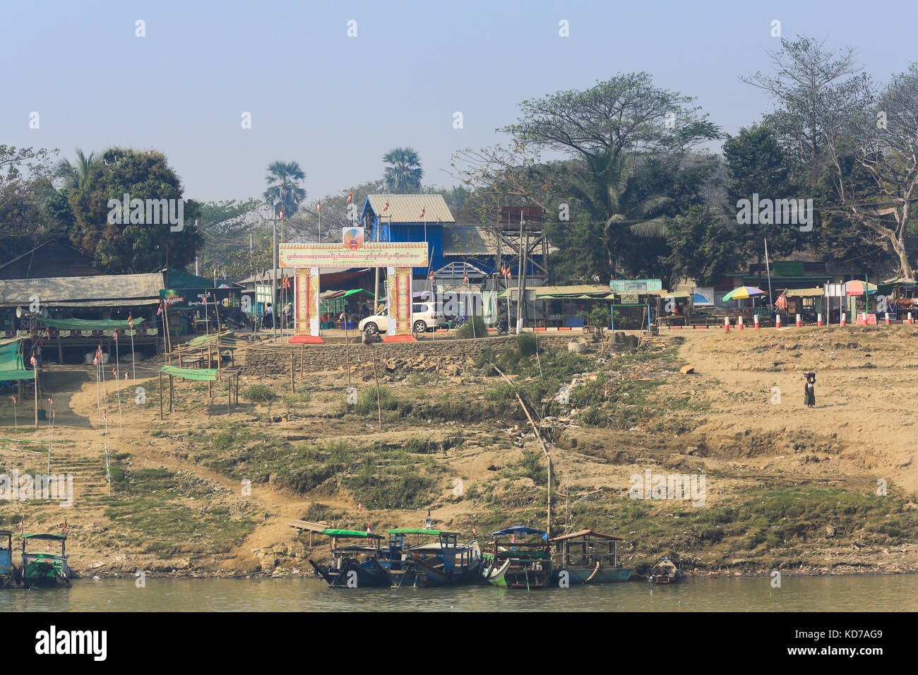 Dekorbogen auf der Uferpromenade am tonbo Dorf auf dem Irrawaddy Fluss in Myanmar (Burma). Stockfoto