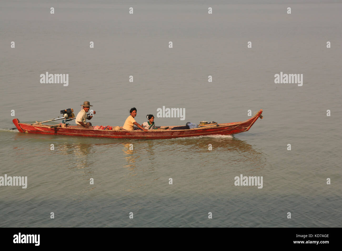 Eine Familie, die mit einem kleinen Boot auf dem Irrawaddy River in der Nähe von Myanaung in Myanmar (Birma) reist. Stockfoto