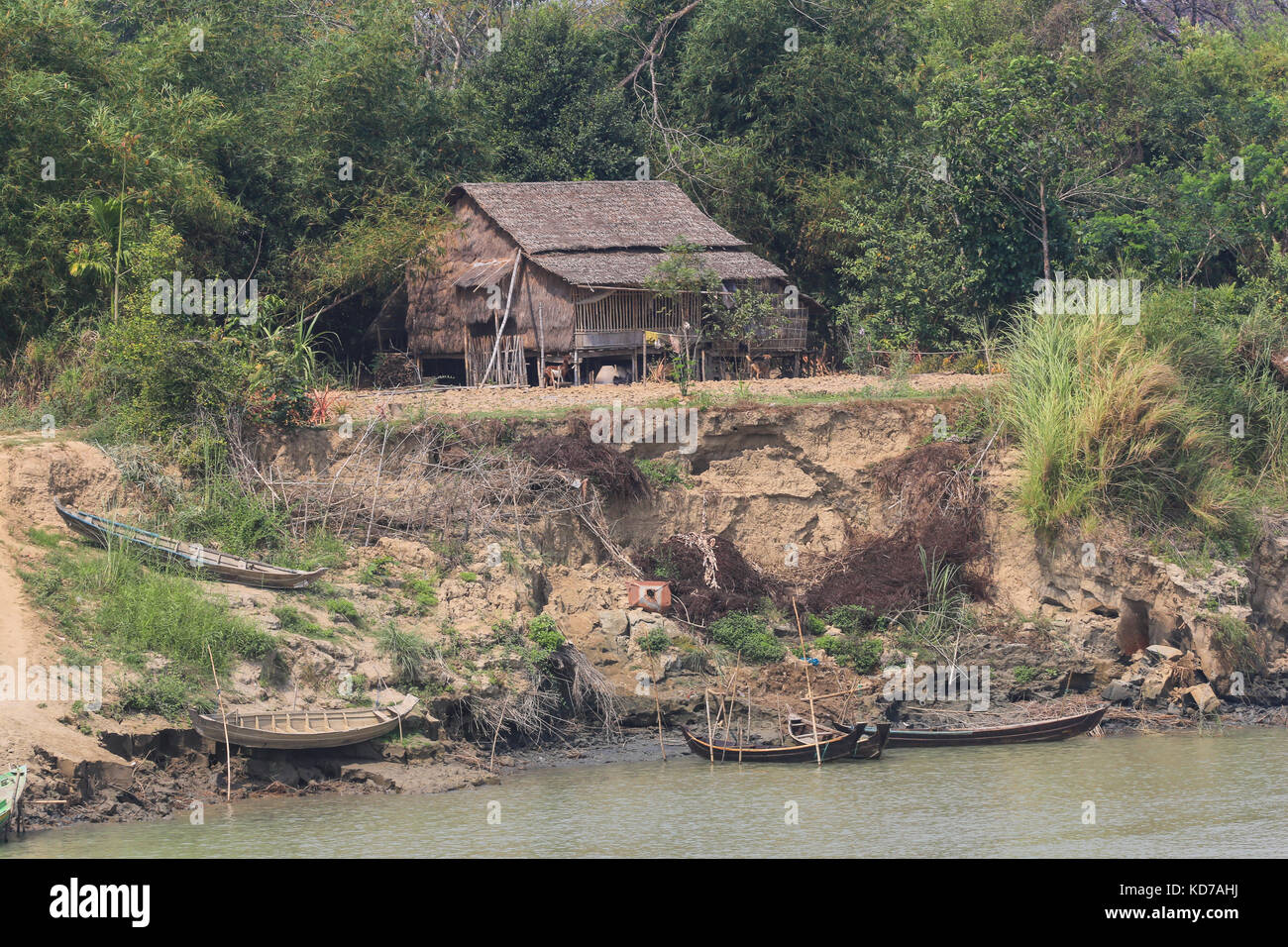 Die Boote sind günstig und Strände entlang einer erodierenden Erreichen des Irrawaddy Flusses in Myanmar (Burma). Stockfoto