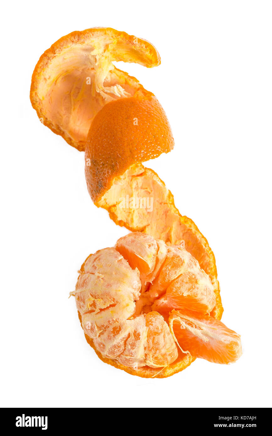 Reif lecker Mandarine mit Schale Spirale isoliert auf weißem Stockfoto