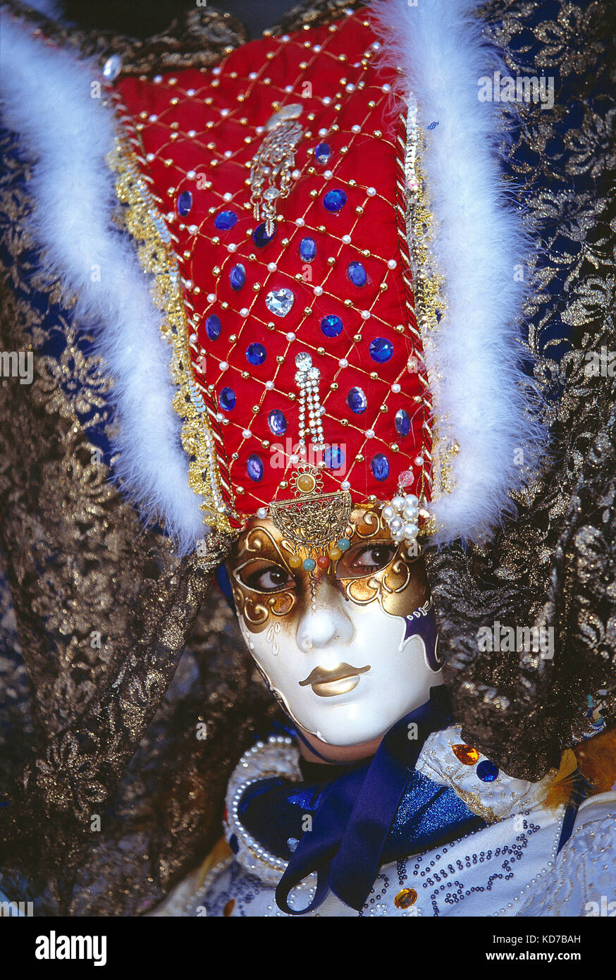 Italien. Venedig. Karneval. Frau in Kostüm. Nahaufnahme des Gesichts mit Gold- und weißer Maske. Stockfoto