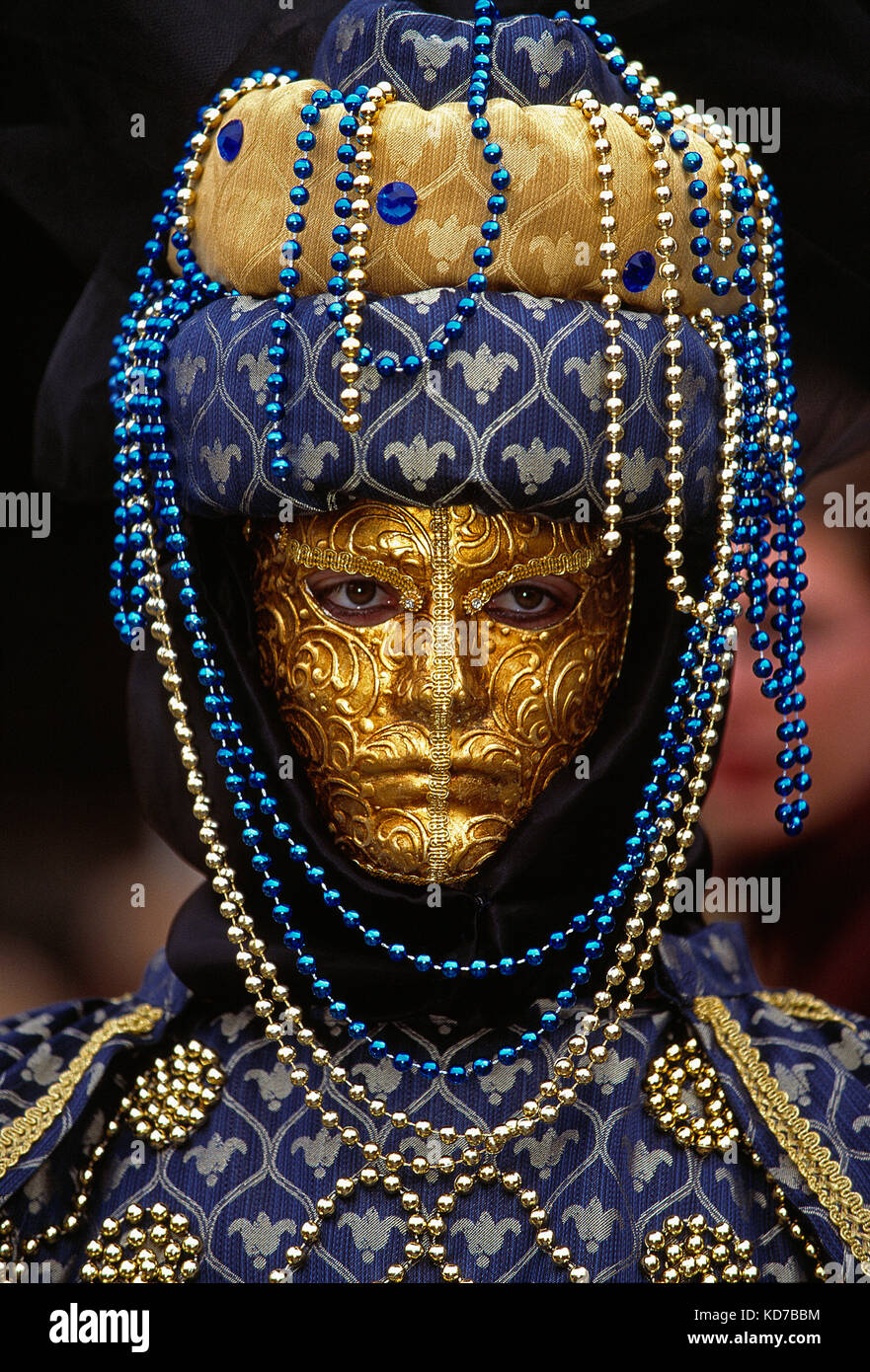 Italien. Venedig. Karneval. Frau in Kostüm. Nahaufnahme des Gesichts mit Gold und Maske. Stockfoto