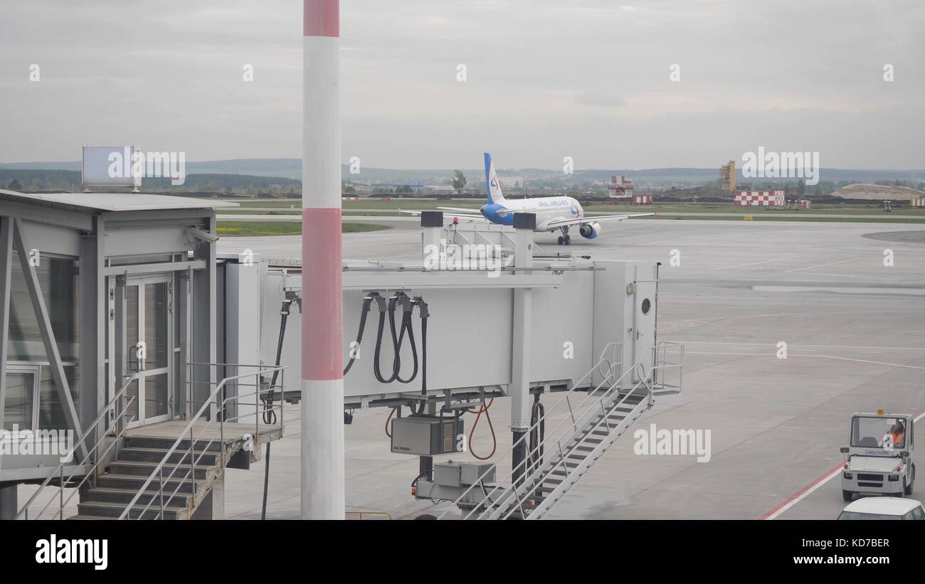 Flugzeug auf einer Start- und Landebahn. Viele Flugzeuge warten auf den Start. Startflugzeug am Flughafen Stockfoto