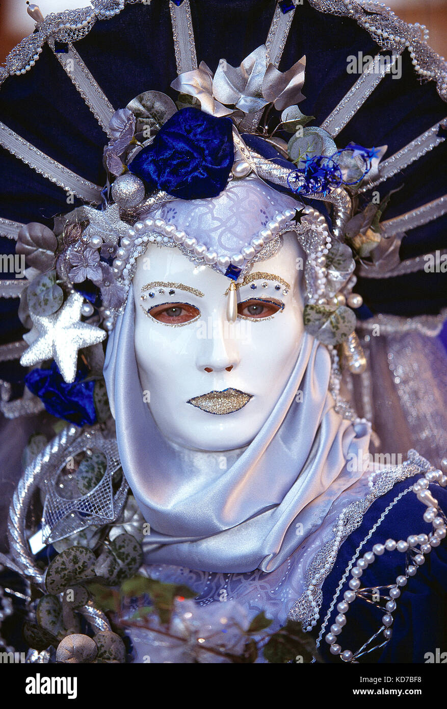 Italien. Venedig. Karneval. Frau in Kostüm. Nahaufnahme des Gesichts mit weißer Maske. Stockfoto