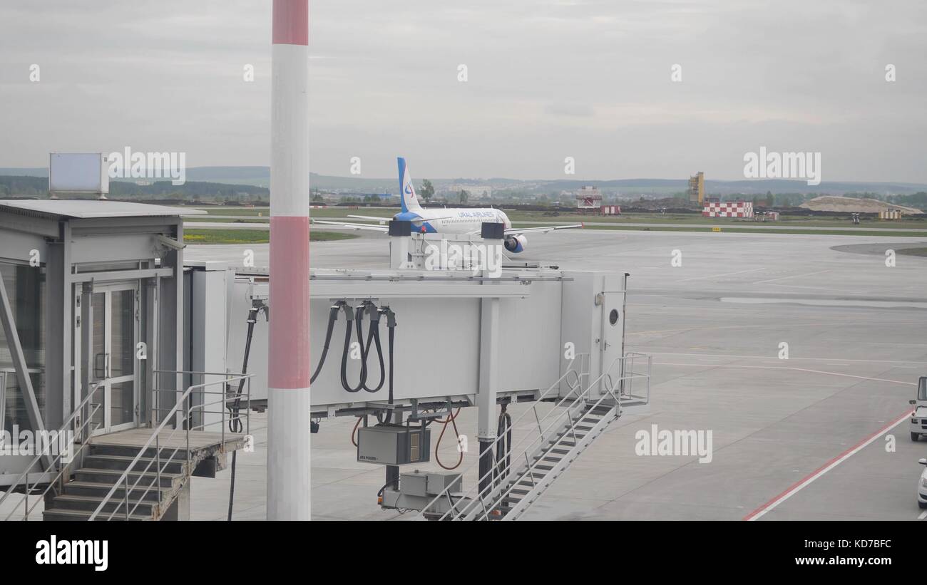 Flugzeug auf einer Start- und Landebahn. Viele Flugzeuge warten auf den Start. Startflugzeug am Flughafen Stockfoto