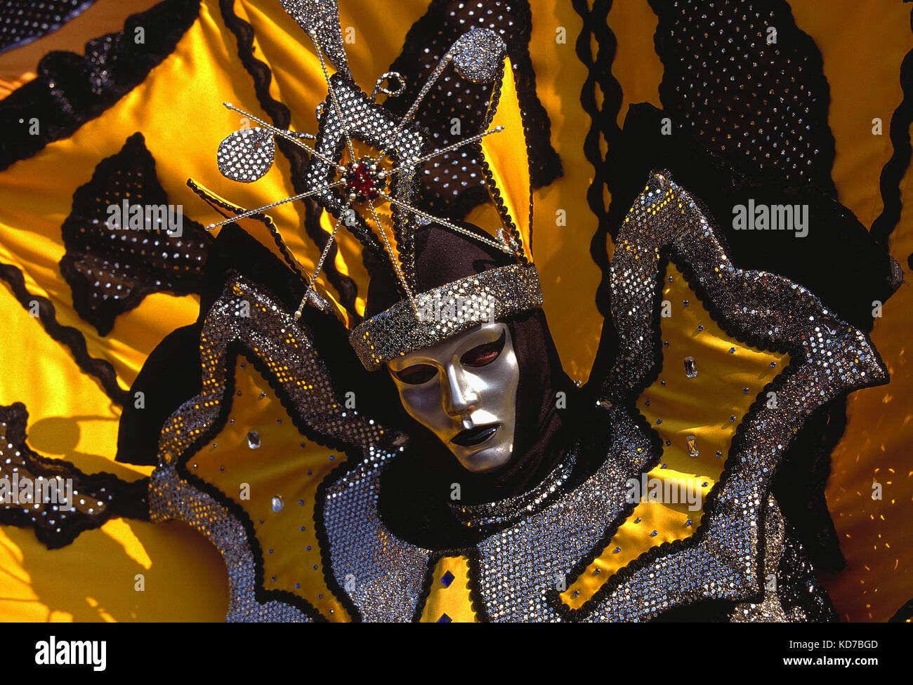 Italien. Venedig. Karneval. Person in Kostüm. Nahaufnahme des Gesichts mit silberner Maske. Stockfoto