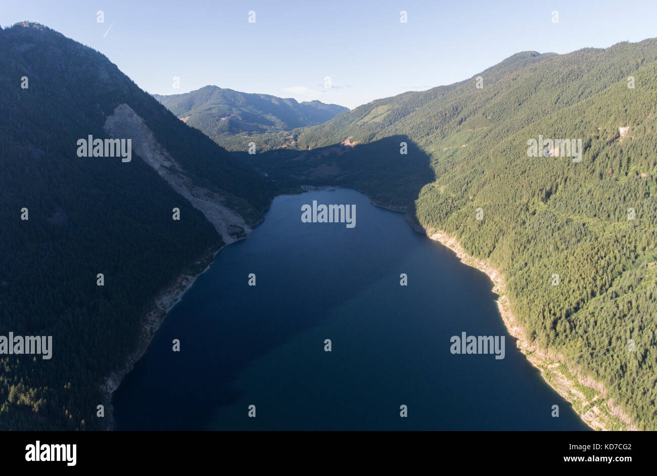 Luftaufnahme des Sees 2007 Olympia Bergsturz und Beweise für daraus resultierende Verschiebung (Tsunami) wave Erosion der Vegetation entlang der Küste Stockfoto