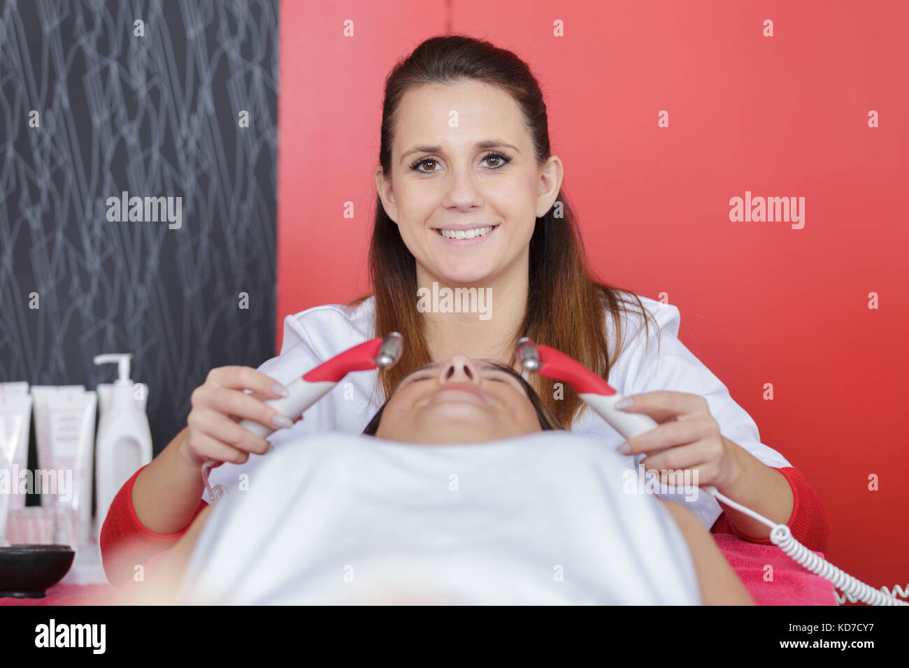 Kosmetikerin Farben die Augenbrauen einer Frau in Kosmetik Studio Stockfoto