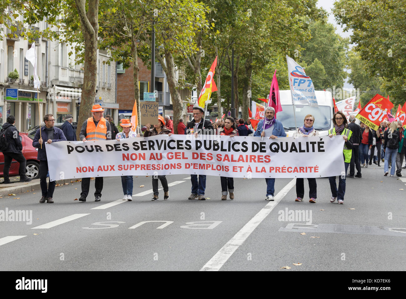 Tours, Frankreich. 10.Oktober 2017. Beamte führen einen Generalstreik auf den Straßen von Frankreich. Beschäftigte des öffentlichen Sektors im ganzen Land Streiks gegen die Vorschläge von Emmanuel Macrons Regierung ihre Pay, Tours, Frankreich einzufrieren. Credit: Julian Elliott/Alamy leben Nachrichten Stockfoto