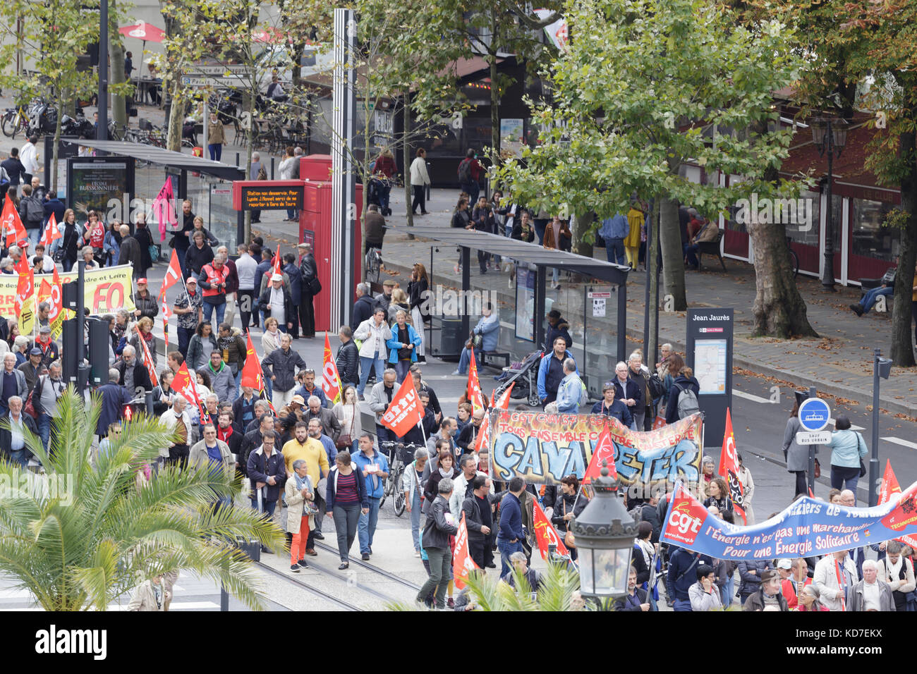 Tours, Frankreich. 10.Oktober 2017. Beamte führen einen Generalstreik auf den Straßen von Frankreich. Beschäftigte des öffentlichen Sektors im ganzen Land Streiks gegen die Vorschläge von Emmanuel Macrons Regierung ihre Pay, Tours, Frankreich einzufrieren. Credit: Julian Elliott/Alamy leben Nachrichten Stockfoto