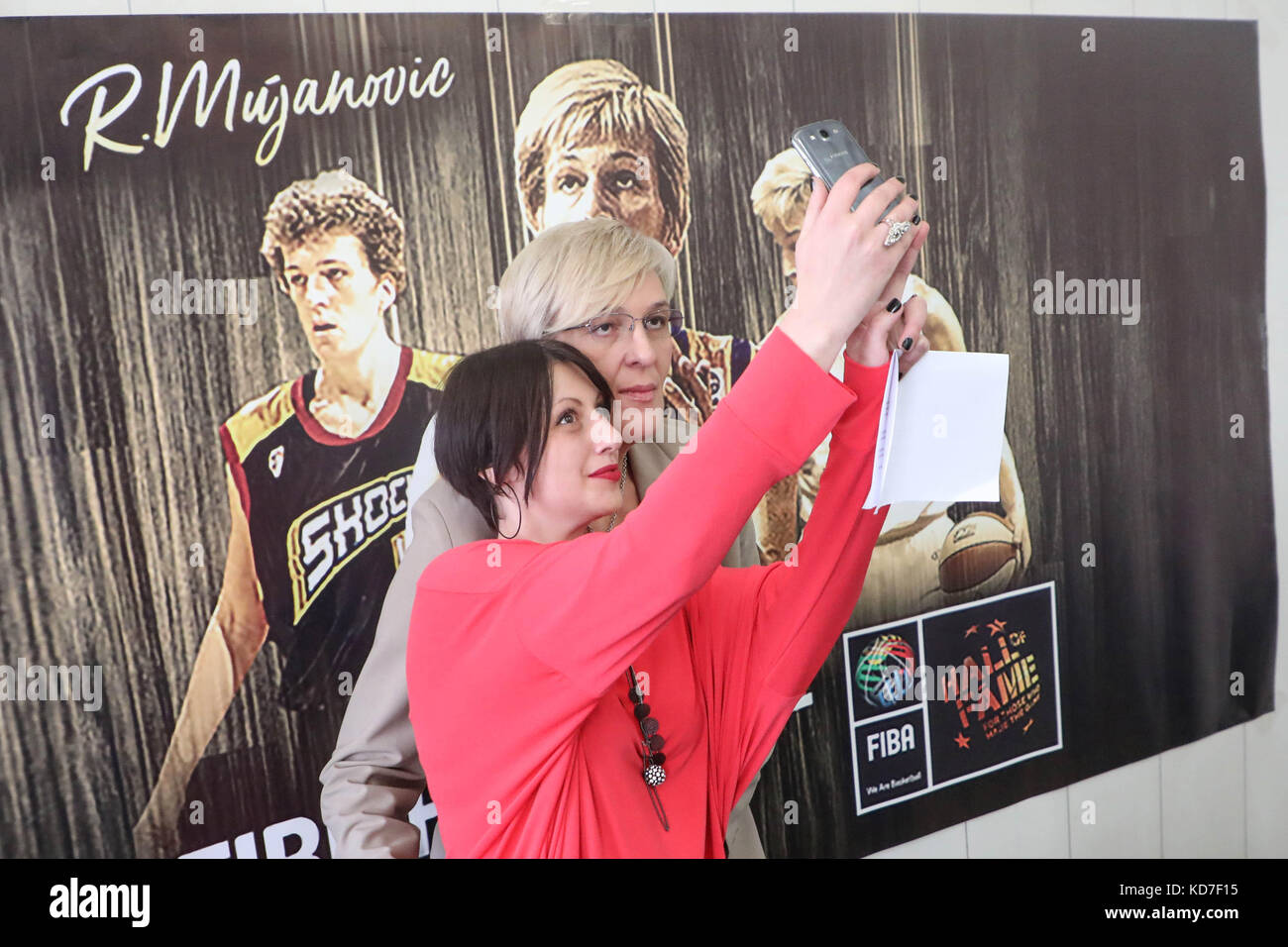 Sarajevo, Bosnien und Herzegowina. Oktober 2017. Die legendäre bosnische Basketballspielerin Razija Mujanovic (hinten) und ihr Fan posieren am 10. Oktober 2017 für ein Foto in Sarajevo, Bosnien und Herzegowina. Mujanovic trat am 30. September 2017 in Genf in die Hall of Fame (FIBA) ein. Mit 14 Jahren begann sie ihre Trägerschaft und spielte seitdem in Italien, Spanien, Brasilien, den USA, Kroatien und Ungarn und wurde dreimal zur besten europäischen Basketballspielerin gewählt. Quelle: Haris Memija/Xinhua/Alamy Live News Stockfoto