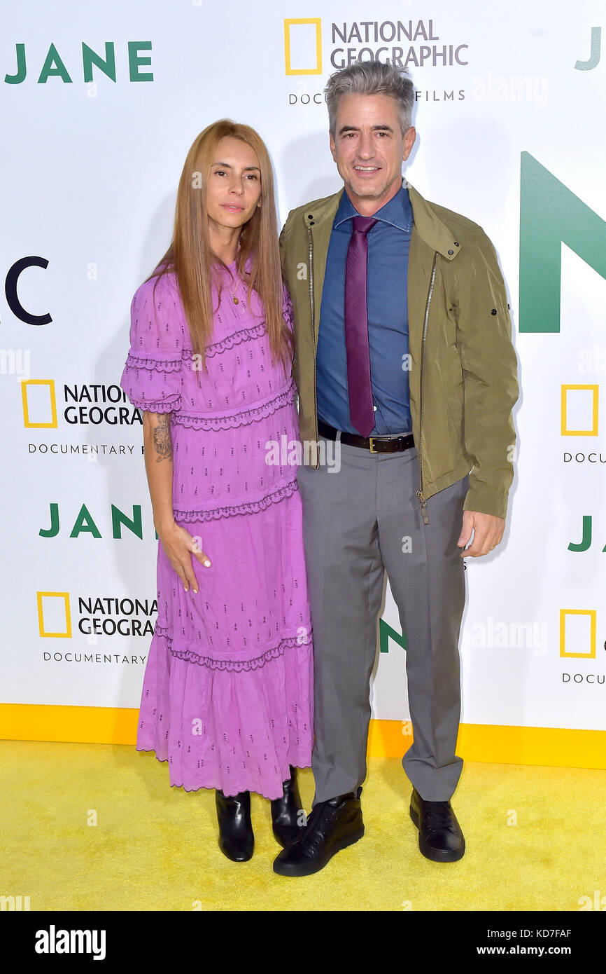 Dermot Mulroney Und Seine Frau Tharita Cesaroni Besuchen Die Premiere Von Jane National Geographic Dokumentarfilme In Der Hollywood Bowl Die Am 9 Oktober 2017 In Hollywood Kalifornien Stockfotografie Alamy
