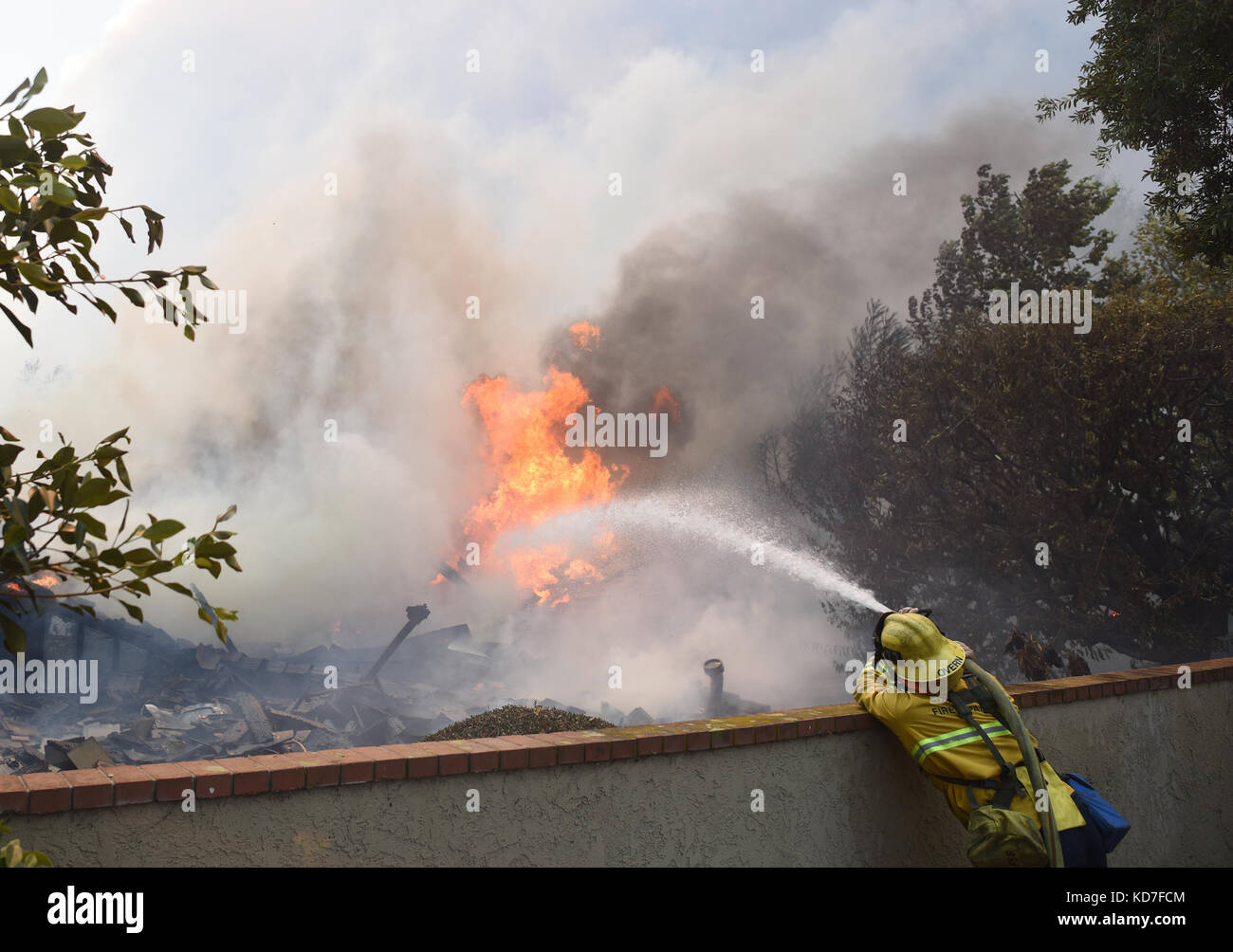 Das 6000 Hektar große Canyon Fire verbraucht eines von 24 Häusern, die beim Wind angetriebenen Bürstenfeuer in Anaheim, Kalifornien, am 10. Oktober 2017 zerstört wurden. Oktober 2017. Kredit: Steven K. Doi/ZUMA Wire/Alamy Live News Stockfoto