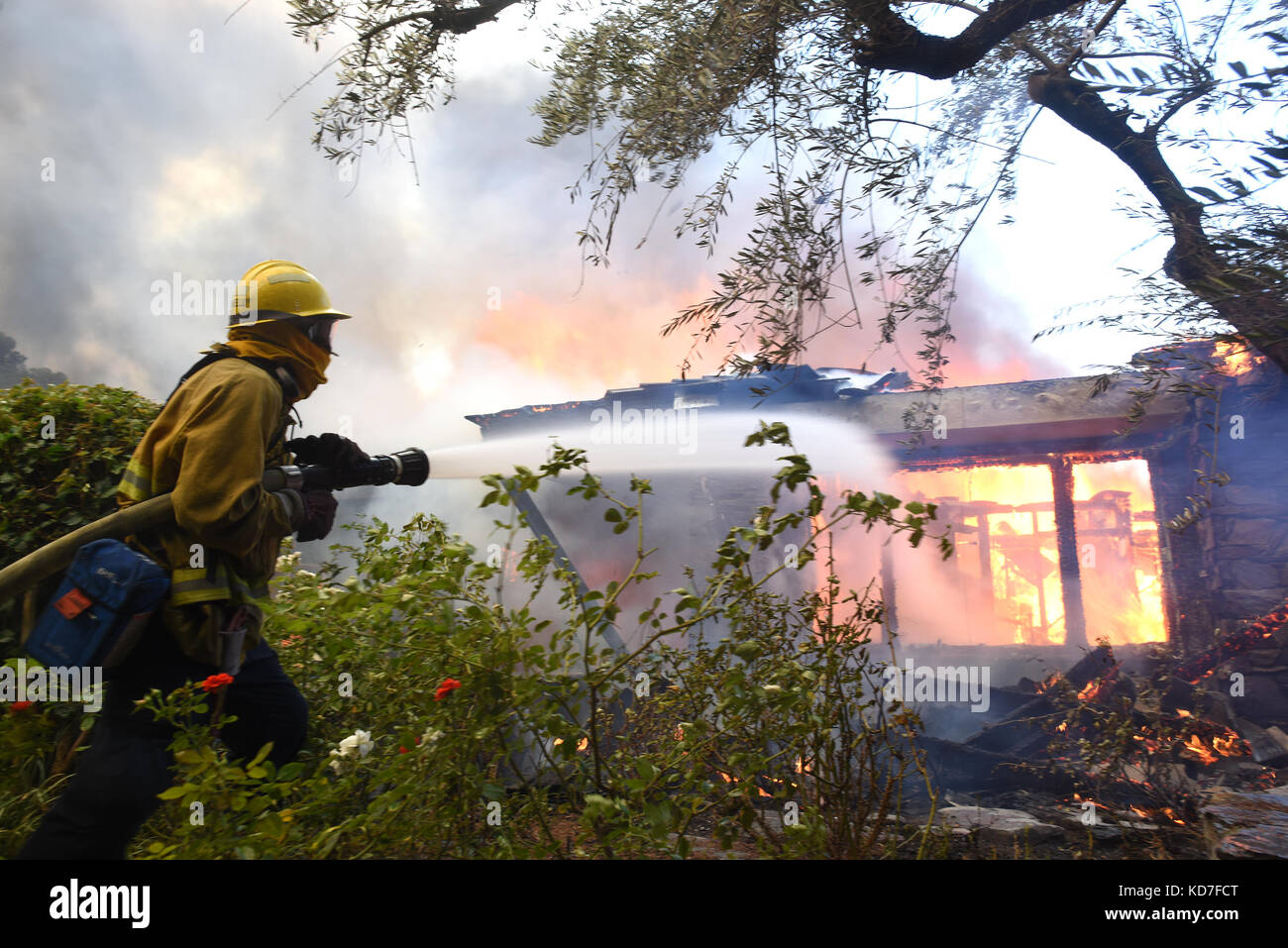 Das 6000 Hektar große Canyon Fire verbraucht eines von 24 Häusern, die beim Wind angetriebenen Bürstenfeuer in Anaheim, Kalifornien, am 10. Oktober 2017 zerstört wurden. Oktober 2017. Kredit: Steven K. Doi/ZUMA Wire/Alamy Live News Stockfoto