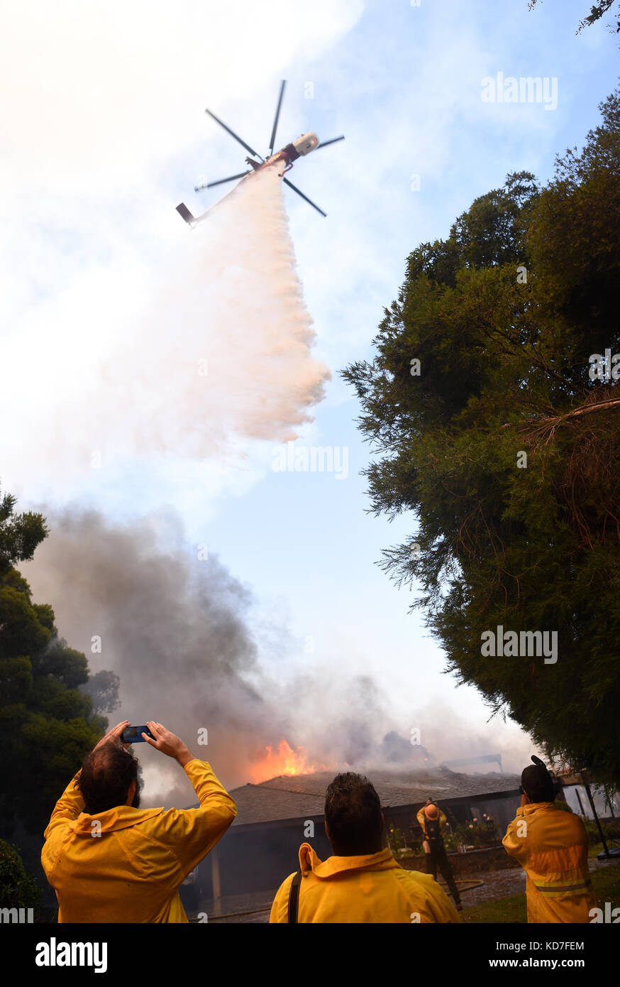 Das 6000 Hektar große Canyon Fire verbraucht eines von 24 Häusern, die beim Wind angetriebenen Bürstenfeuer in Anaheim, Kalifornien, am 10. Oktober 2017 zerstört wurden. Oktober 2017. Kredit: Steven K. Doi/ZUMA Wire/Alamy Live News Stockfoto