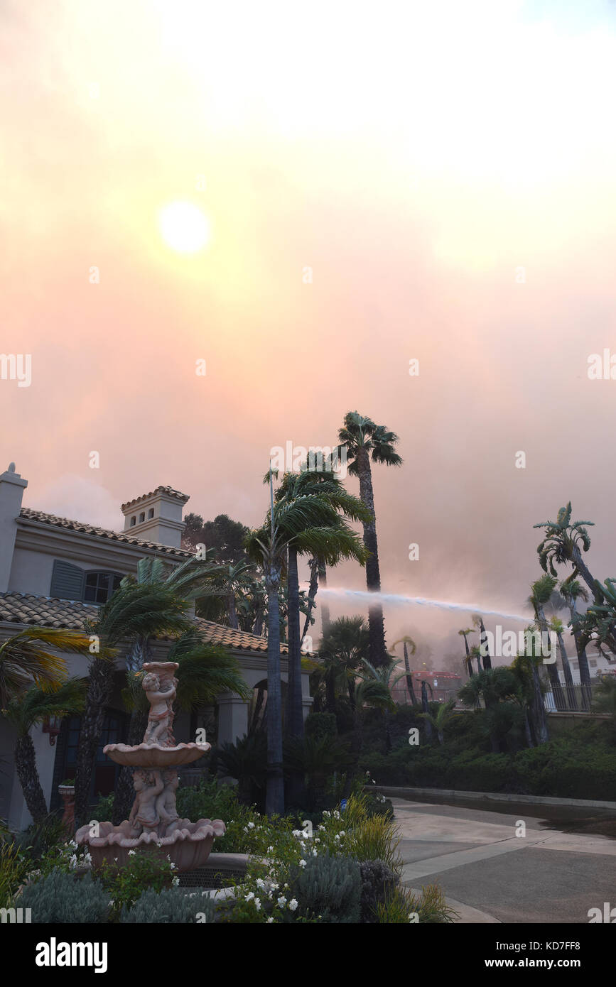 Das 6000 Hektar große Canyon Fire verbraucht eines von 24 Häusern, die beim Wind angetriebenen Bürstenfeuer in Anaheim, Kalifornien, am 10. Oktober 2017 zerstört wurden. Oktober 2017. Kredit: Steven K. Doi/ZUMA Wire/Alamy Live News Stockfoto