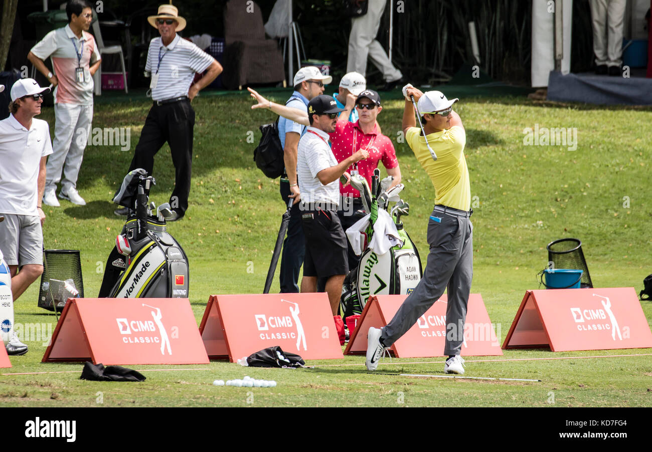 Kuala Lumpur, Malaysia. 10.. Oktober 2017. China Li Hao Tong (in gelbem Hemd) beim PGA CIMB Classic 2017 Golfturnier in Kuala Lumpur, Malaysia. © Danny Chan/Alamy Live News. Stockfoto