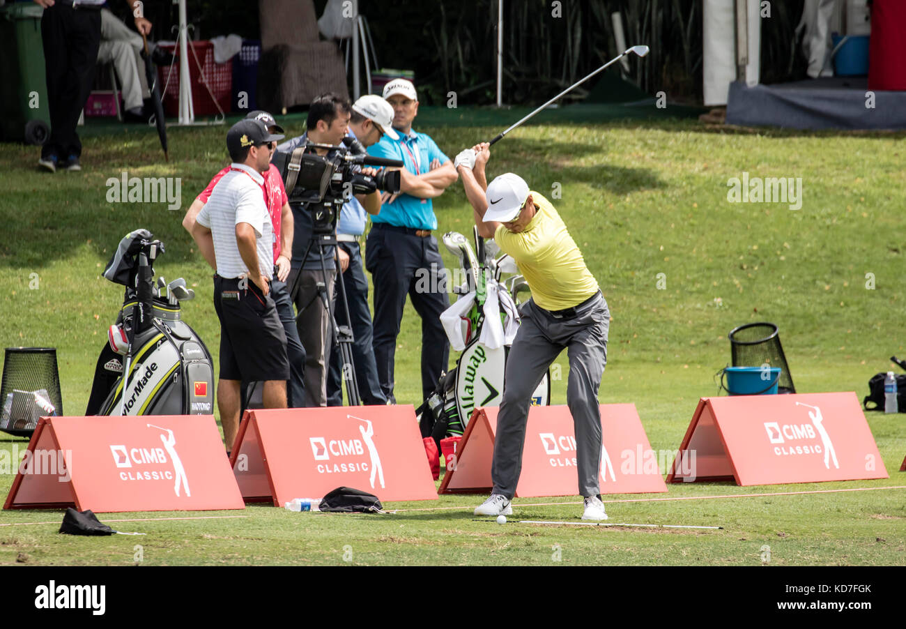 Kuala Lumpur, Malaysia. 10. Oktober, 2017. China Li hao Tong (im gelben Shirt) an der PGA CIMB Klassiker 2017 Golfturnier in Kuala Lumpur, Malaysia. © danny Chan/alamy Leben Nachrichten. Stockfoto