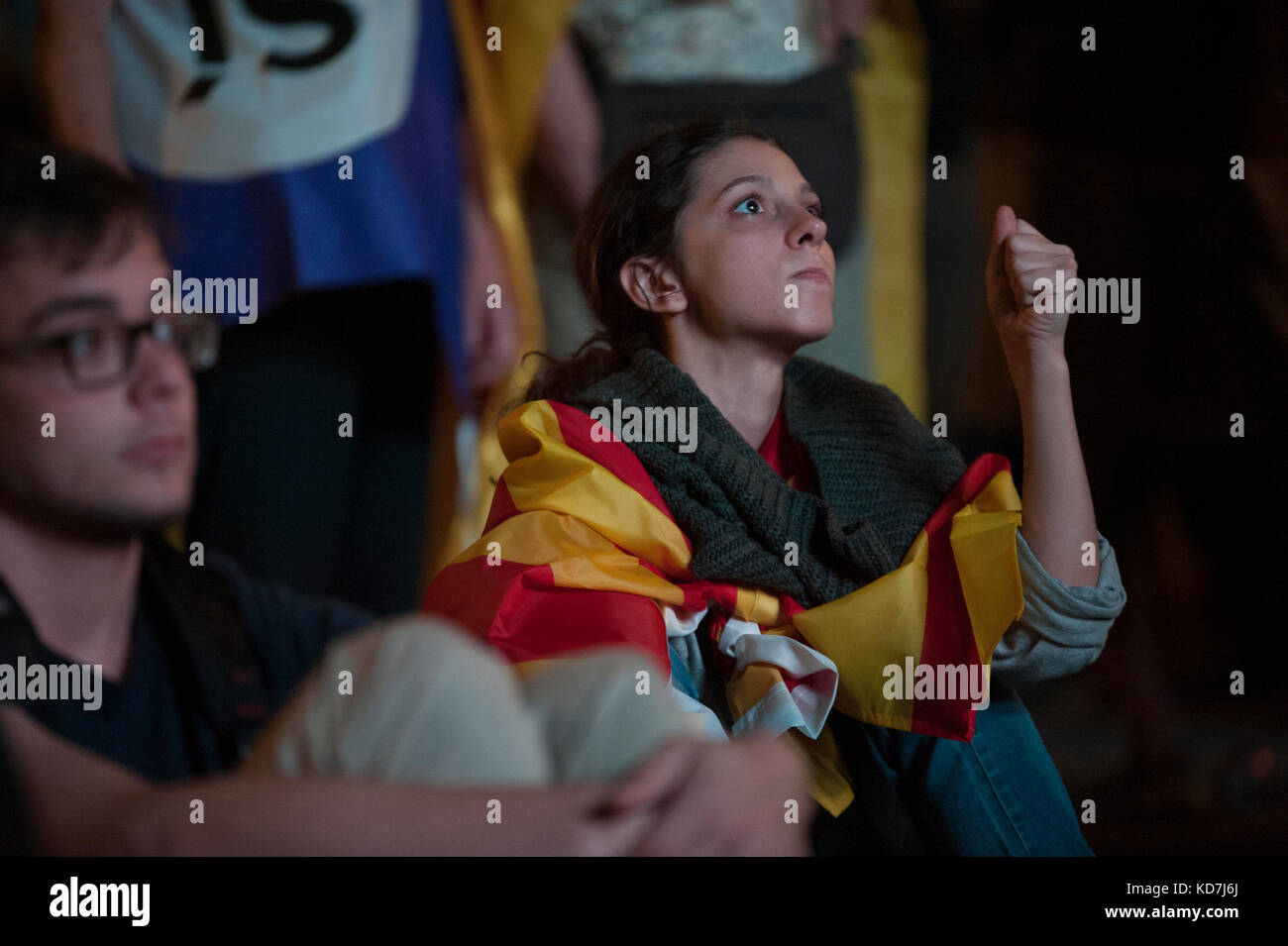 Barcelona, Katalonien, Spanien. 10 Okt, 2017. Tausende von Menschen sind in den "Arc de Triomf" von Barcelona konzentriert, in der Nähe des katalanischen Parlaments das Erscheinungsbild der Präsident von Katalonien" Carles Puigdemon", die freiwillig erscheint, um die Ergebnisse der Volksabstimmung vom letzten Oktober 1 erklären zu besuchen, erklärte Unabhängigkeit Kataloniens und später für nichtig erklärte ihn vorübergehend in der Hoffnung, dass wir mit der spanischen Regierung zu verhandeln. Credit: Charlie Perez/Alamy leben Nachrichten Stockfoto