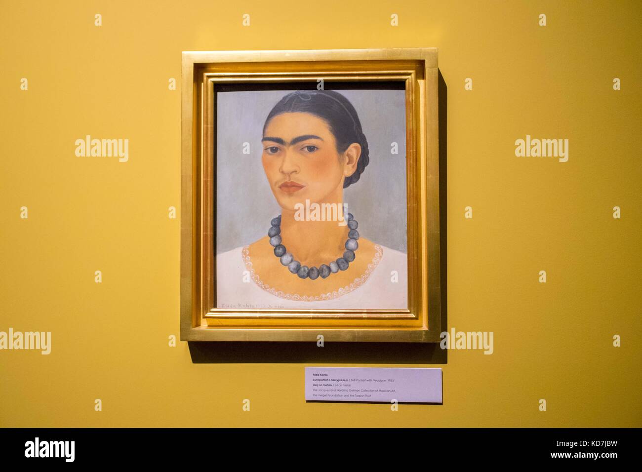 Posen, Wielkopolska, Polen. September 2017. 10. Oktober 2017 - Posen, Polen - Werke von Frida Kahlo und Diego Rivera werden noch heute im Zamek Kulturzentrum bei der Ausstellung Frida Kahlo und Diego Rivera präsentiert. Der Polnische Kontext“. Im Bild: Frida Kahlo: Selbstporträt mit Halskette, 1933; Öl auf Metall, 34, 5 x 29, 5 cm; Jacques and Natasha Gelman Collection of Mexican Art, Vergel Foundation und Tarpon Trust; © 2017 Banco de Mexico Diego Rivera Frida Kahlo Museums Trust, Mexiko, D.F./Artists Rights Society (ARS), New York. ! VERÖFFENTLICHUNG NUR MIT VOLLSTÄNDIGER BESCHREIBUNG Stockfoto