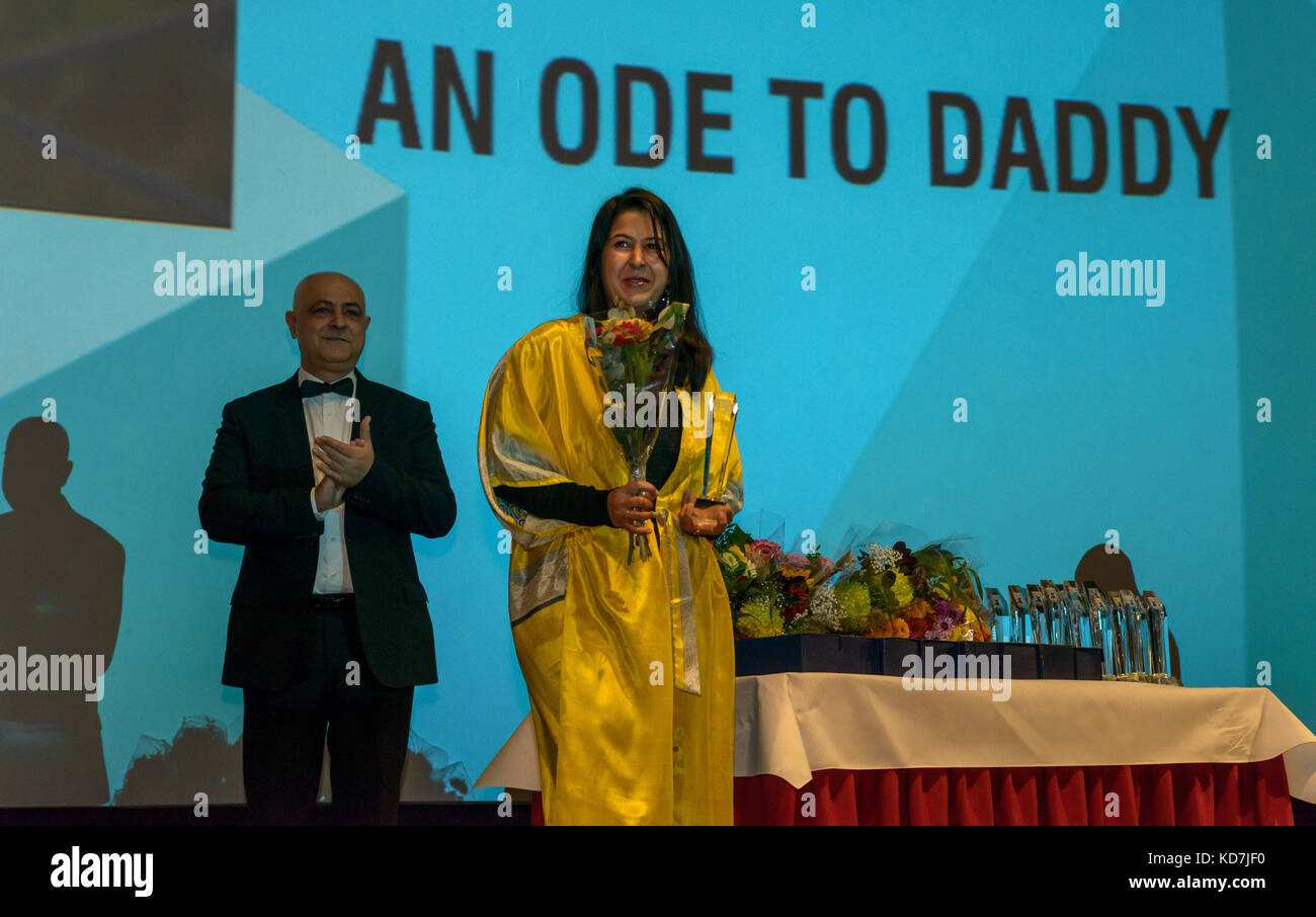 Malmö, Schweden. Oktober 2017. Das 7. Malmö Arab Film Festival endete mit einer Preisverleihung im Theater Royal. Rania M. Tawfik, bester Dokumentarfilm-Kurzfilm der Regisseurin Tommy Lindholm/Alamy Live News Credit: Tommy Lindholm/Alamy Live News Stockfoto