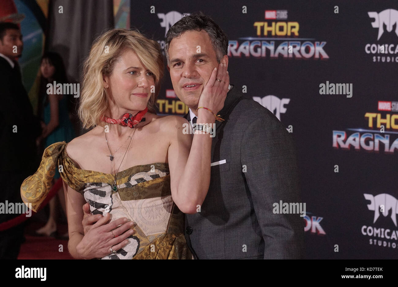 Los Angeles, USA. 10 Okt, 2017. Mark Ruffalo, Frau sunrise coigney 054 Ankunft auf dem Thor ragnarök Premiere am El Capitan Theatre in Los Angeles. 10. Oktober 2017. Credit: tsuni/usa/alamy leben Nachrichten Stockfoto