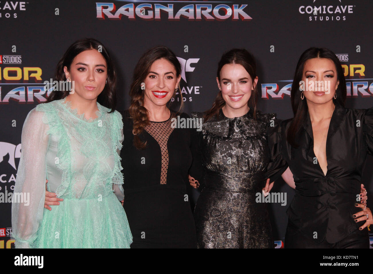 Los Angeles, USA. 10 Okt, 2017. chloe Bennett, Natalia Cordova