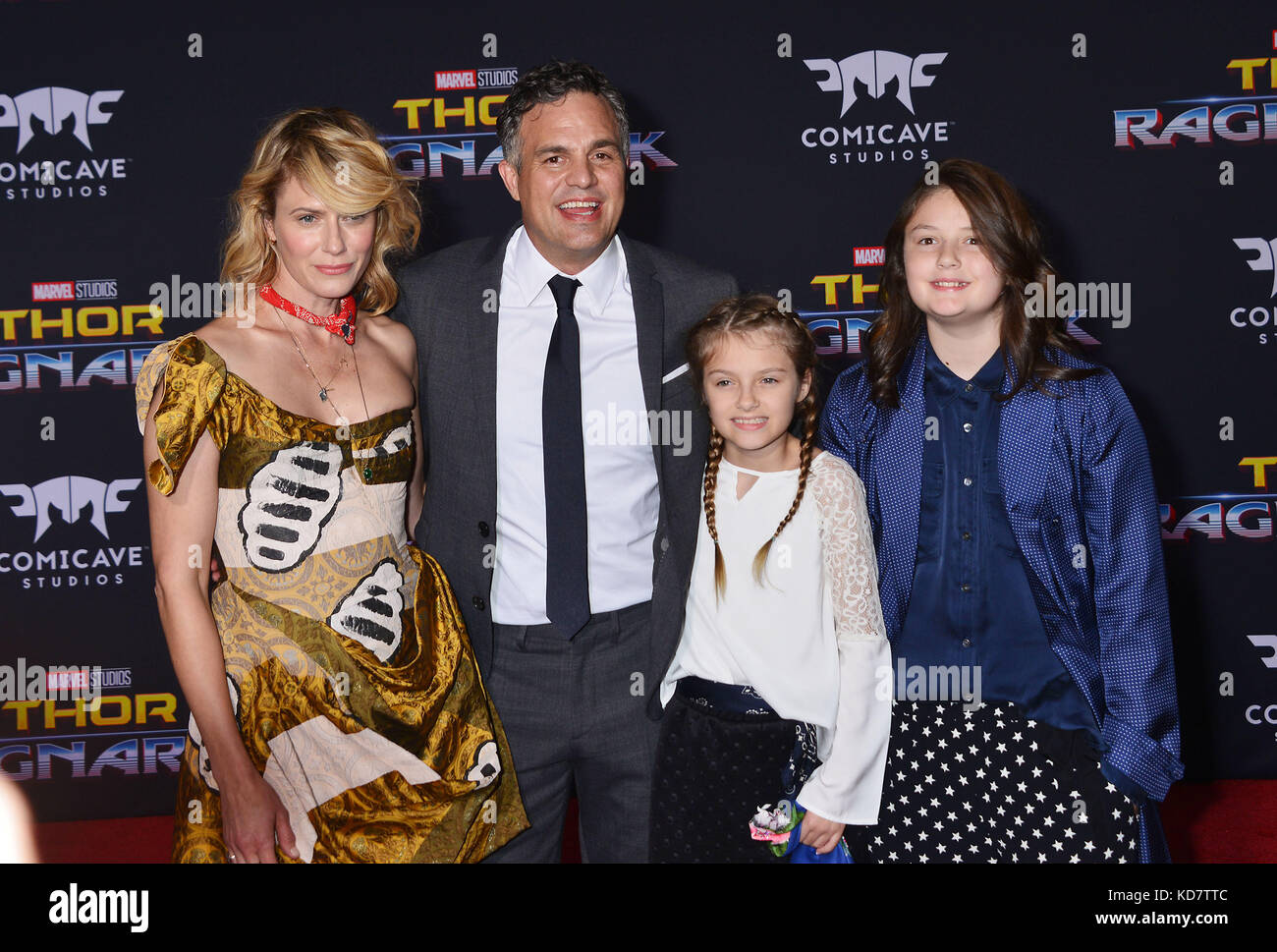 Los Angeles, USA. 10 Okt, 2017. Mark Ruffalo, Frau sunrise coigney und Töchter 058 Ankunft auf dem Thor ragnarök Premiere am El Capitan Theatre in Los Angeles. 10. Oktober 2017. Credit: tsuni/usa/alamy leben Nachrichten Stockfoto