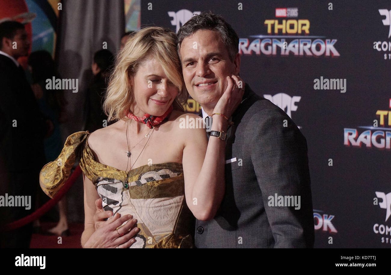 Los Angeles, USA. 10 Okt, 2017. Mark Ruffalo, Frau sunrise coigney 055 Ankunft auf dem Thor ragnarök Premiere am El Capitan Theatre in Los Angeles. 10. Oktober 2017. Credit: tsuni/usa/alamy leben Nachrichten Stockfoto