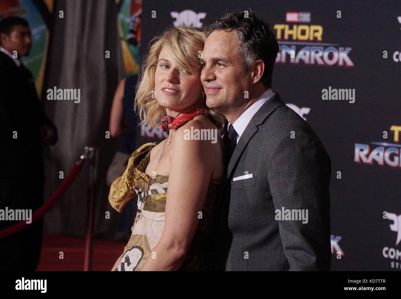 Los Angeles, USA. 10 Okt, 2017. Mark Ruffalo, Frau sunrise coigney 057 Ankunft auf dem Thor ragnarök Premiere am El Capitan Theatre in Los Angeles. 10. Oktober 2017. Credit: tsuni/usa/alamy leben Nachrichten Stockfoto