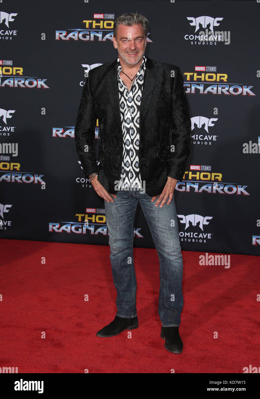 Hollywood, CA - 10. OKTOBER: Ray Stevenson, beim Weltpremiere von Marvel StudiosÕ Thor: Ragnarok Im El Capitan Theatre in Hollywood, Kalifornien am 10. Oktober 2017. Kredit: Faye Sadou/MediaPunch Stockfoto