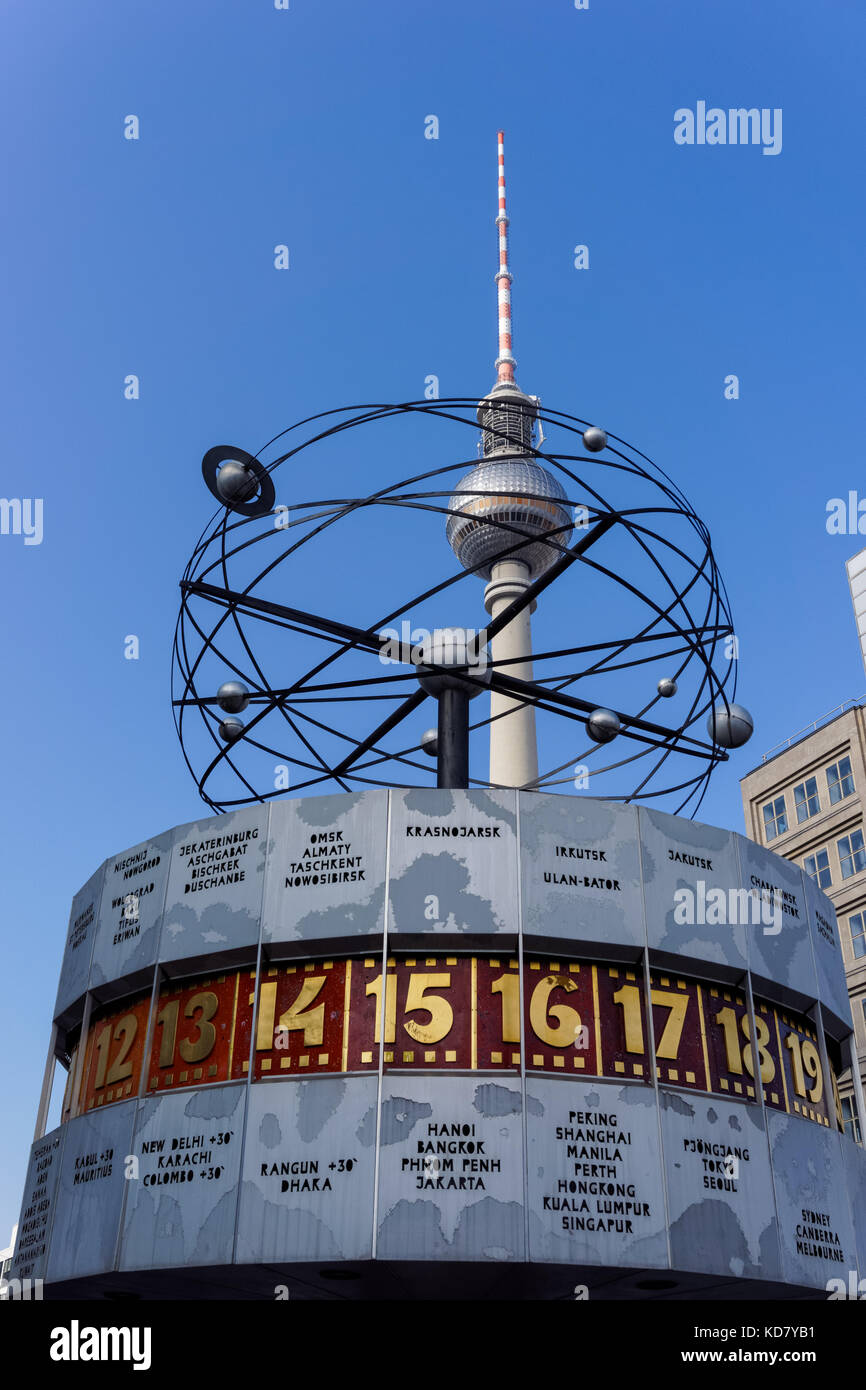 Die Weltzeituhr, die Weltzeituhr und der Fernsehturm am Alexanderplatz in Berlin Stockfoto