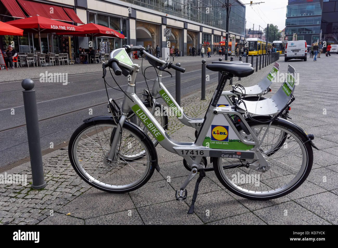 Fahrräder am Alexanderplatz in Berlin geparkt, Deutschland Stockfoto