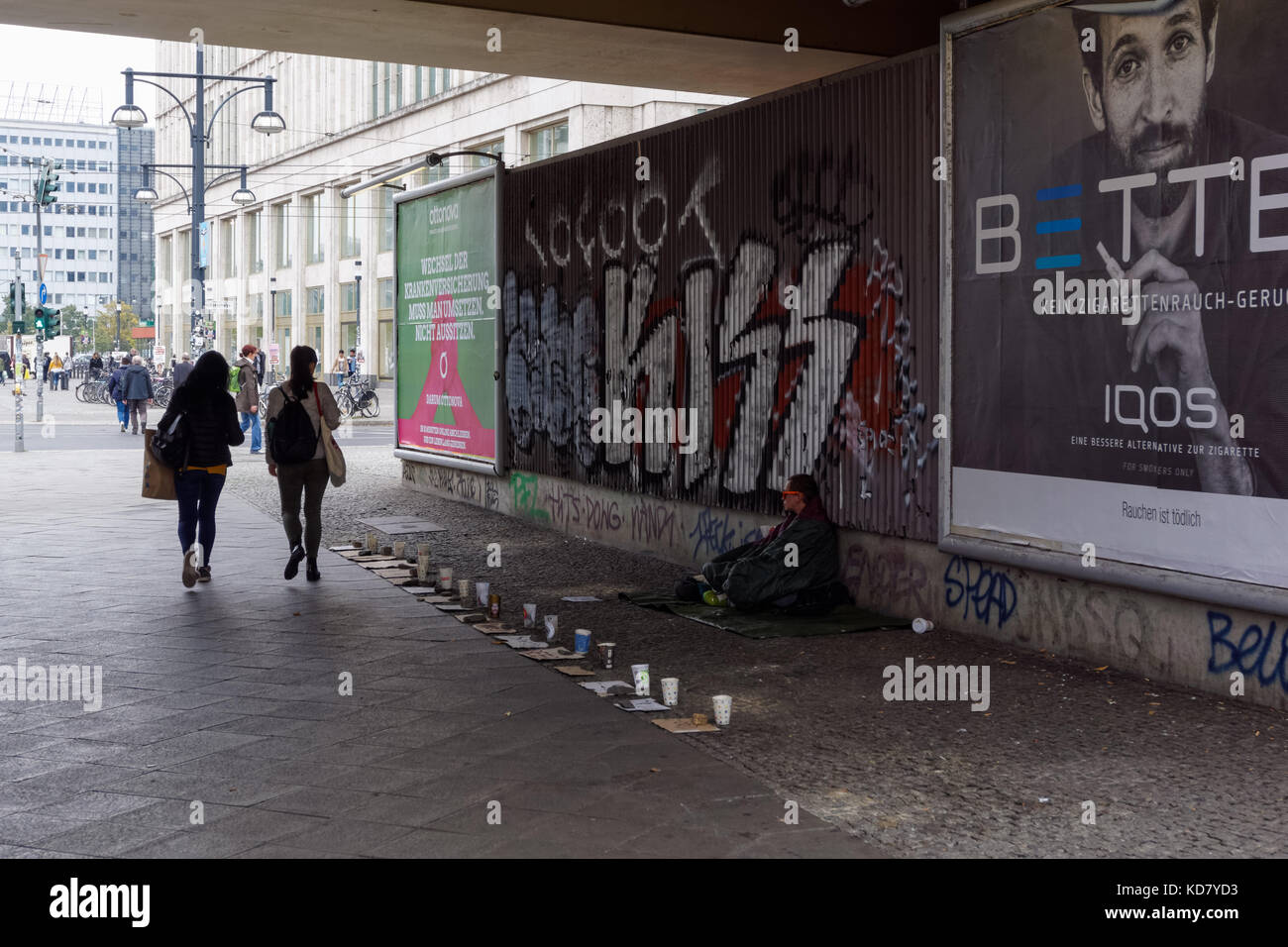 Mann auf der Straße in der Nähe des Alexanderplatzes in Berlin, betteln, Deutschland Stockfoto