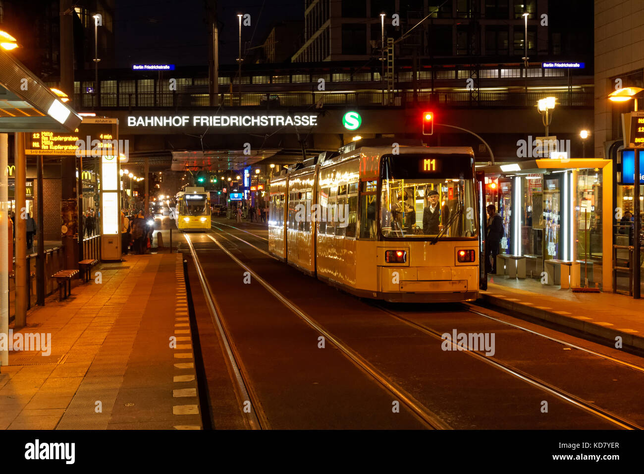 Moderne Straßenbahnen in der Nähe Bahnhof Friedrichstraße in Berlin, Deutschland Stockfoto