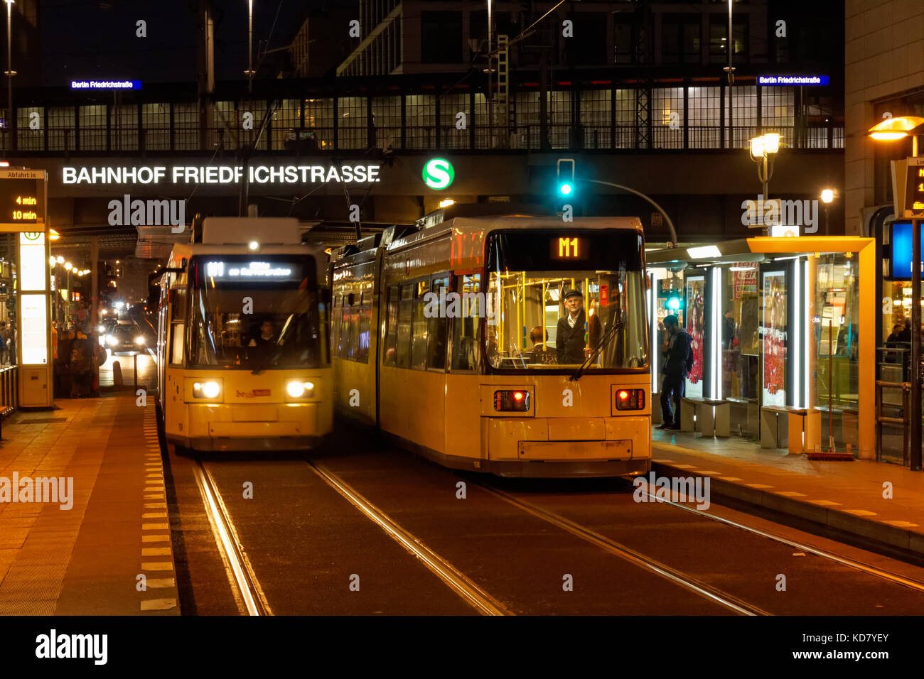 Moderne Straßenbahnen in der Nähe Bahnhof Friedrichstraße in Berlin, Deutschland Stockfoto