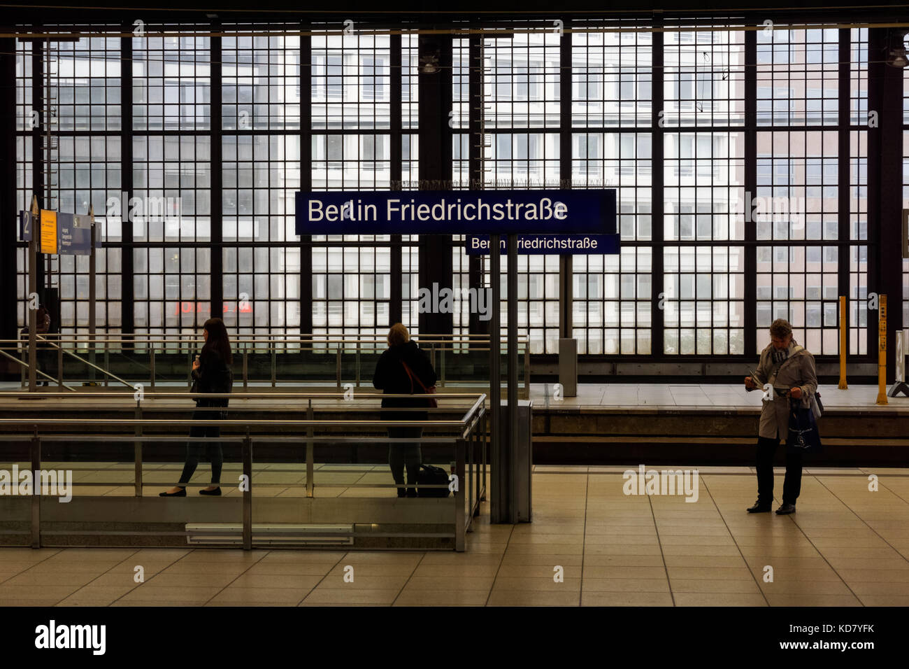 Passagiere auf der Plattform am Berliner Bahnhof Friedrichstraße, Deutschland Stockfoto